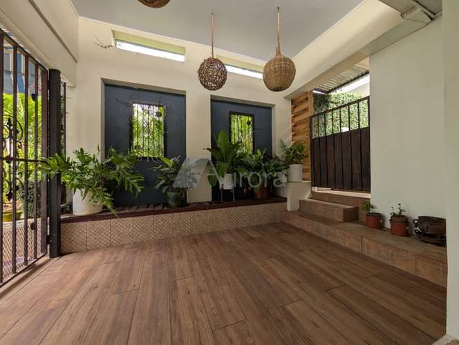 Moderna casa en venta y con amplio patio