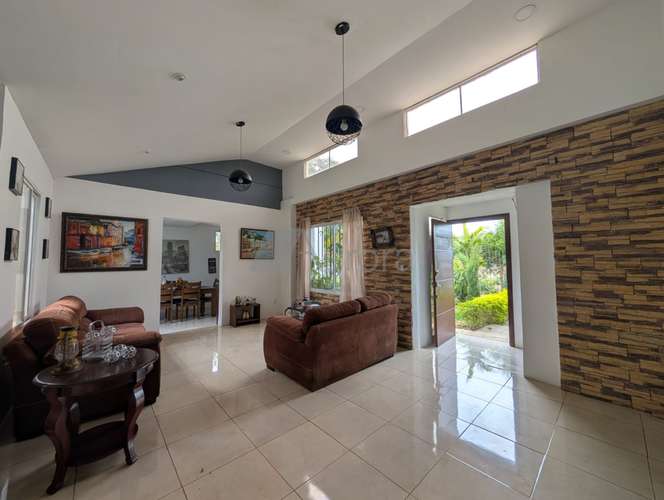 Moderna casa en venta y con amplio patio