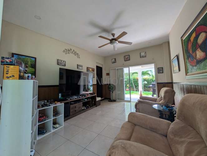 Moderna casa en venta y con amplio patio