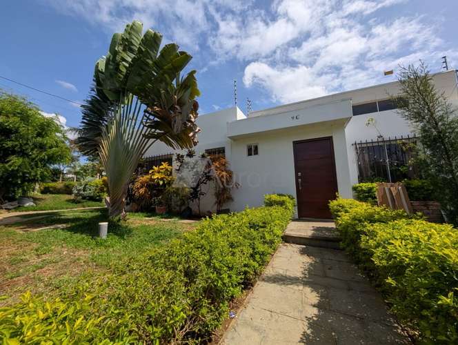 Moderna casa en venta y con amplio patio