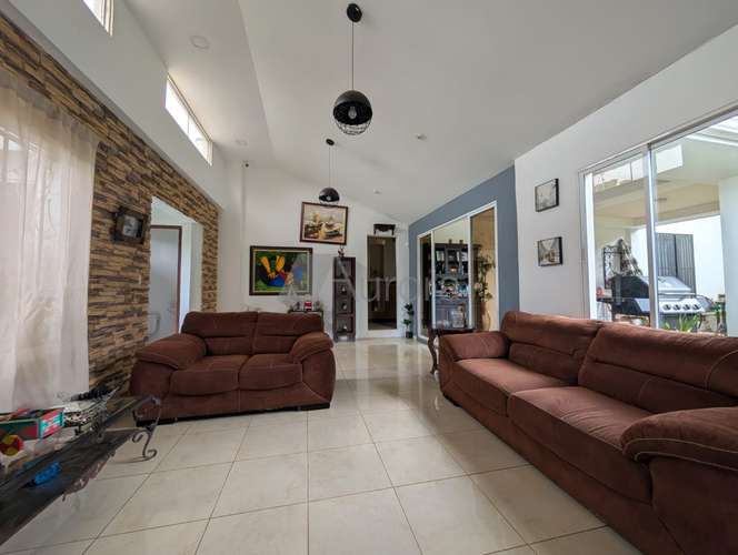 Moderna casa en venta y con amplio patio