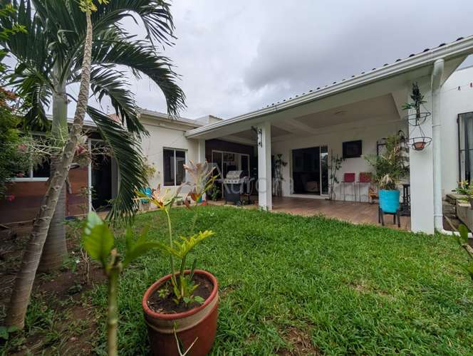 Moderna casa en venta y con amplio patio