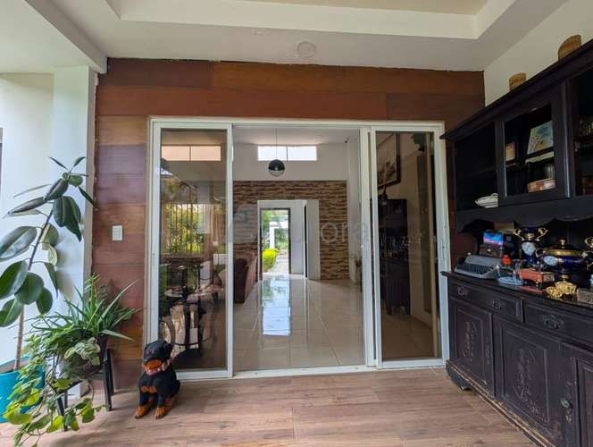 Moderna casa en venta y con amplio patio