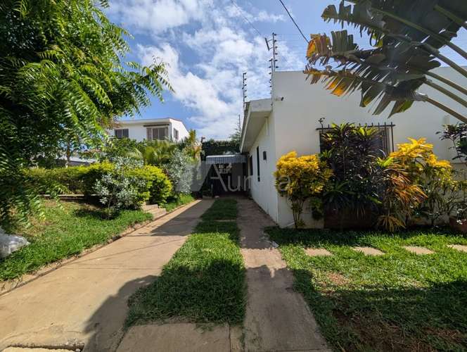 Moderna casa en venta y con amplio patio