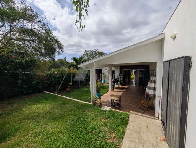 Moderna casa en venta y con amplio patio