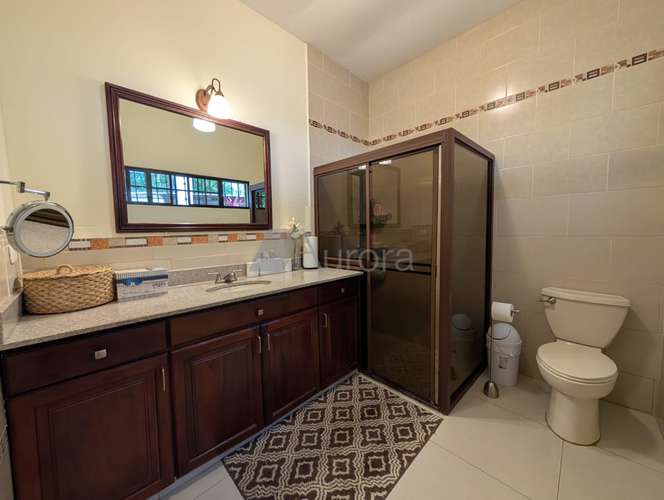 Exclusiva casa tipo quinta en Managua: lujo, amplios espacios y exuberante vegetación - Imagen 9