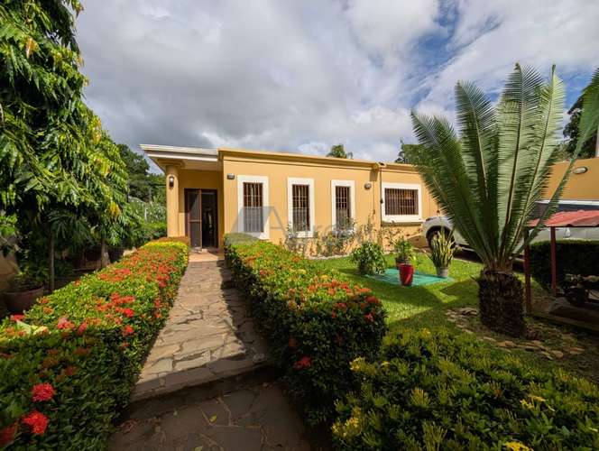 Exclusiva casa tipo quinta en Managua: lujo, amplios espacios y exuberante vegetación