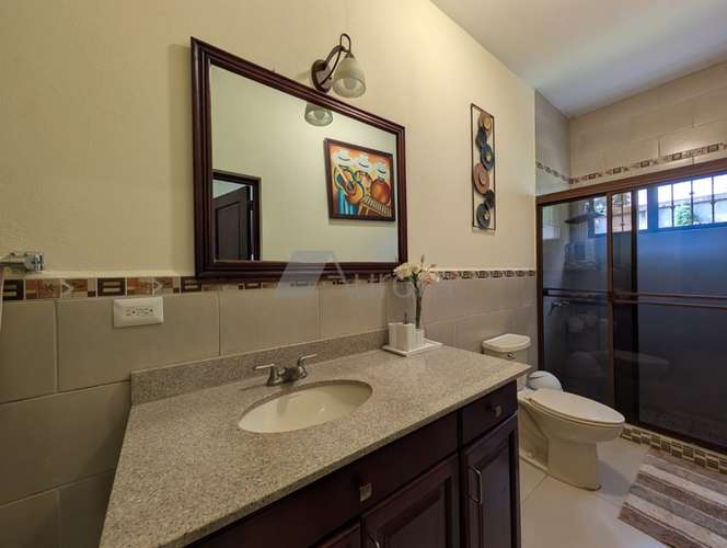 Exclusiva casa tipo quinta en Managua: lujo, amplios espacios y exuberante vegetación - Imagen 10