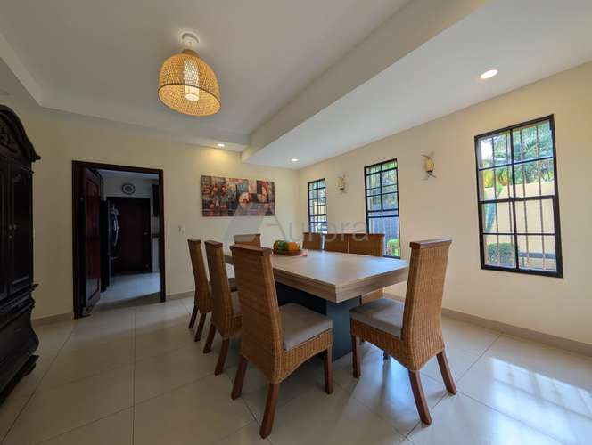 Exclusiva casa tipo quinta en Managua: lujo, amplios espacios y exuberante vegetación - Imagen 4