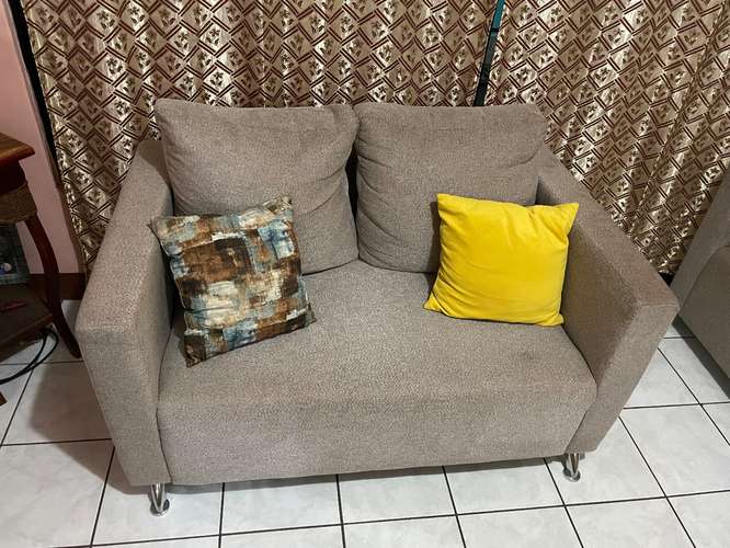   Juego de Sala Capri Santo Domingo (3 Piezas: Sofá, Loveseat y Otomán) - ¡Como Nuevo! - Imagen 4