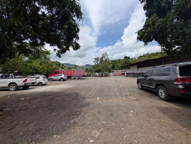 Amplia bodega comercial en avenida principal de Matagalpa, ideal para centros de distribución con fácil acceso