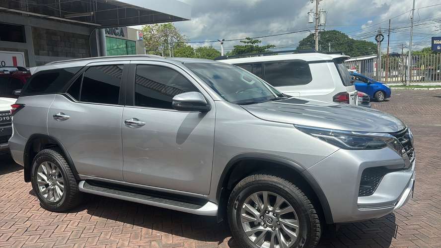 Toyota Fortuner SRV full 20 mil km  - Imagen 4