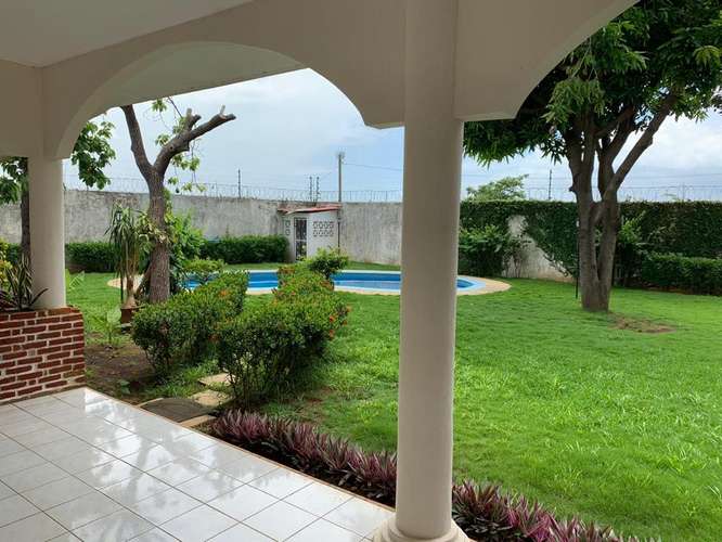 Con piscina en las colinas fuera de condominio 