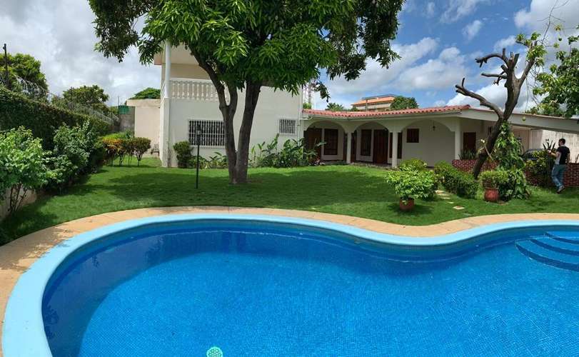 Con piscina en las colinas fuera de condominio 