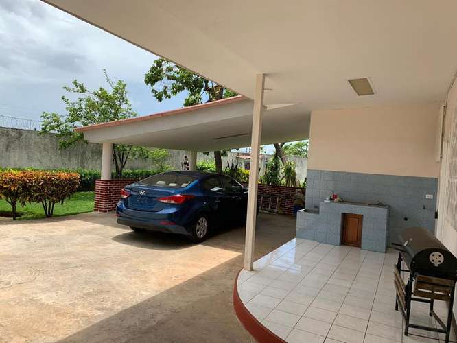 Con piscina en las colinas fuera de condominio 