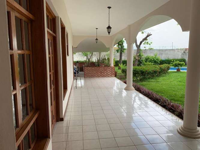 Con piscina en las colinas fuera de condominio 