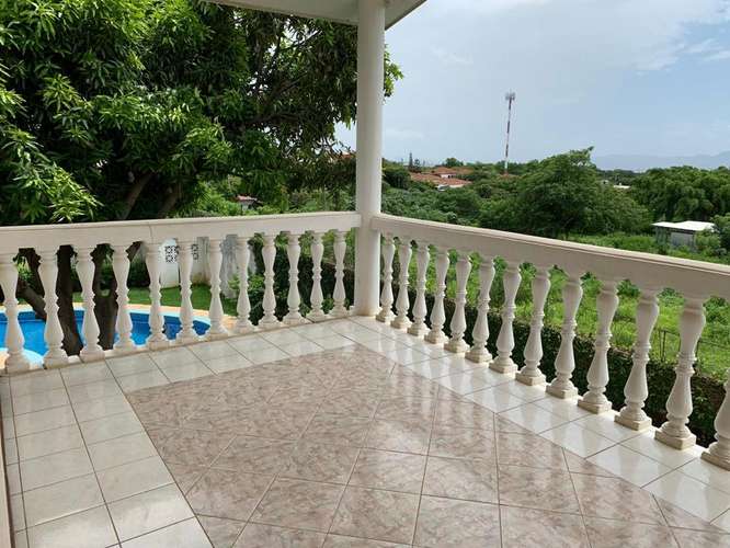 Con piscina en las colinas fuera de condominio 