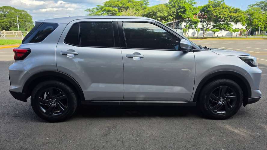 HERMOSA TOYOTA RAIZE 2023