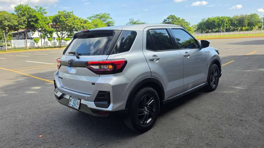 HERMOSA TOYOTA RAIZE 2023