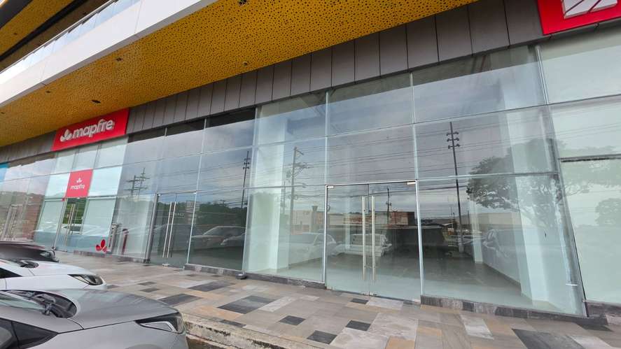 Local Comercial con mezzanine en Dorado City Center - Imagen 3