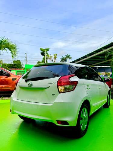 TOYOTA YARIS 2015 CON OLOR A NUEVO - Imagen 2