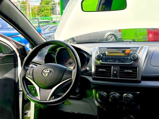 TOYOTA YARIS 2015 CON OLOR A NUEVO - Imagen 6