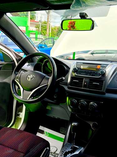 TOYOTA YARIS 2015 CON OLOR A NUEVO - Imagen 7