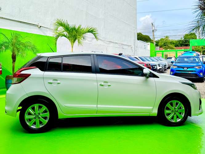 TOYOTA YARIS 2015 CON OLOR A NUEVO - Imagen 3