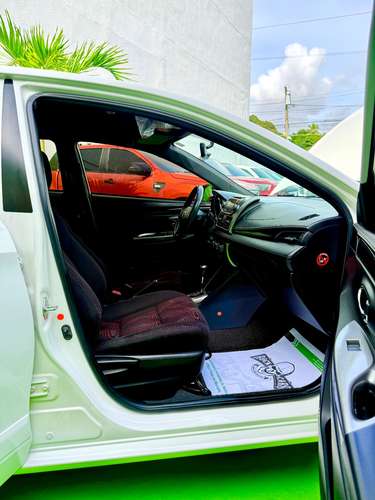 TOYOTA YARIS 2015 CON OLOR A NUEVO - Imagen 5