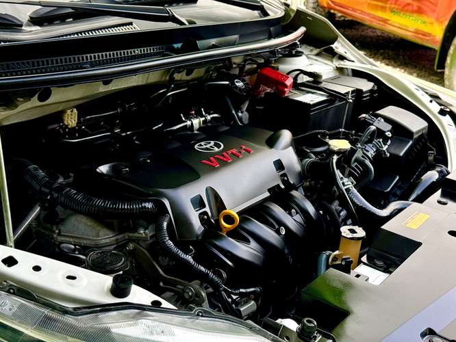 TOYOTA YARIS 2015 CON OLOR A NUEVO - Imagen 10