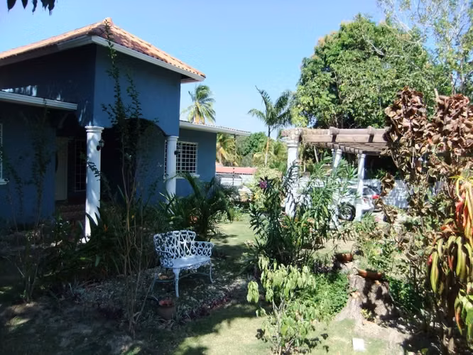 Venta de Casa en Coronado, con terreno de 1,250m2