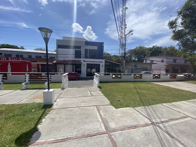 SAN CARLOS | CASA FRENTE AL PARQUE