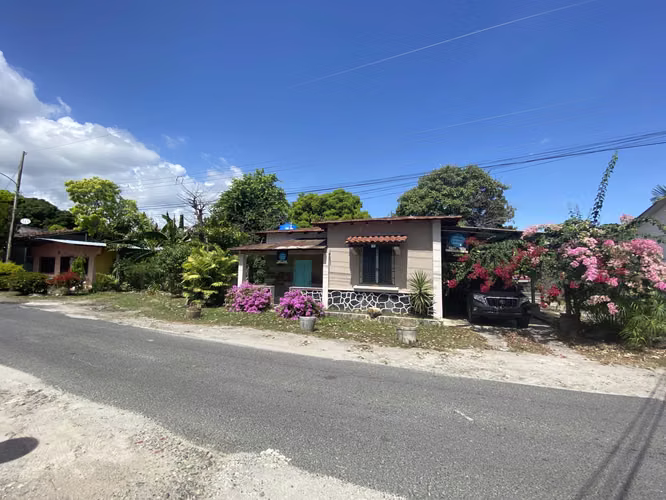 SAN CARLOS | CASA FRENTE AL PARQUE
