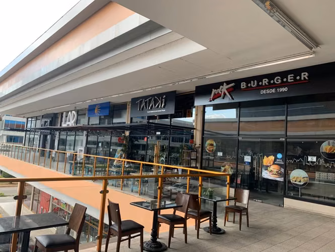 Alquilo locales en  Ocean Mall Costa del Este