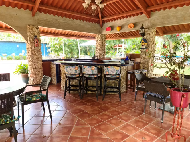 VENDO CASA DE CAMPO. LAS GUIAS DE ORIENTE. COCLE. PLAYA.