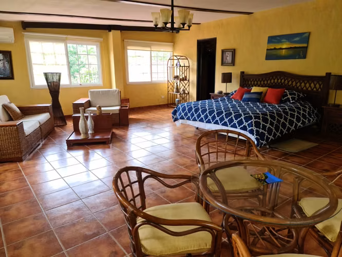 VENDO CASA DE CAMPO. LAS GUIAS DE ORIENTE. COCLE. PLAYA.