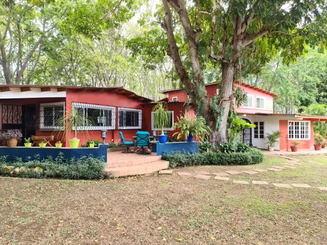 VENDO CASA DE CAMPO. LAS GUIAS DE ORIENTE. COCLE. PLAYA.