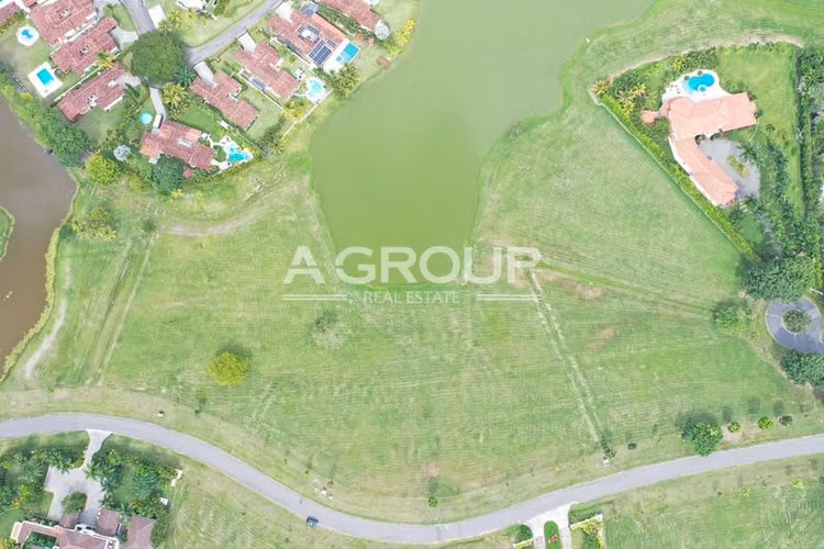 Se vende terreno en Buenaventura frente a la laguna