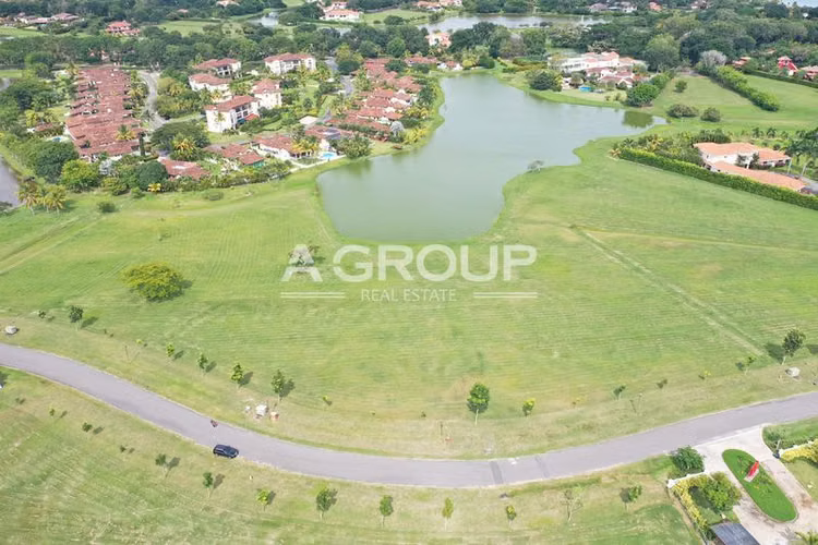 Se vende terreno en Buenaventura frente a la laguna