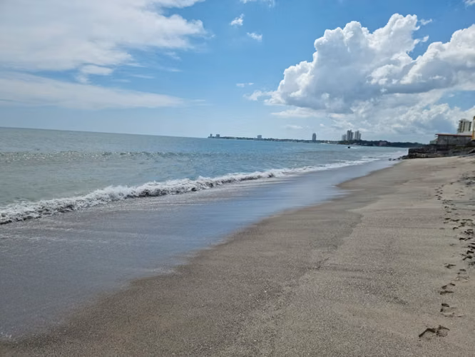 Terreno frente al mar en Playa Malibú, Gorgona, 1,000m2