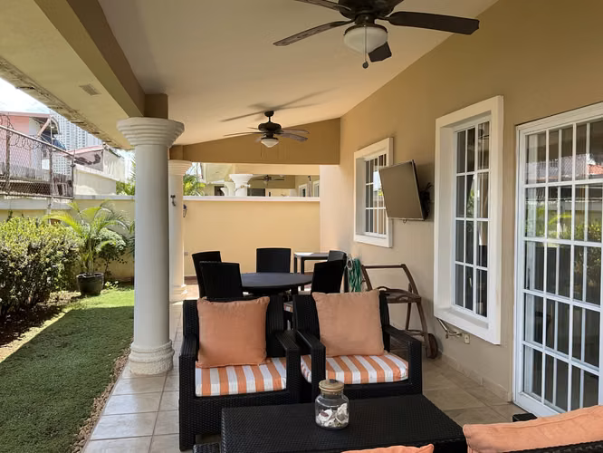 Venta de hermosa casa ubicada en el residencial privado Castel Novo (Chanis)