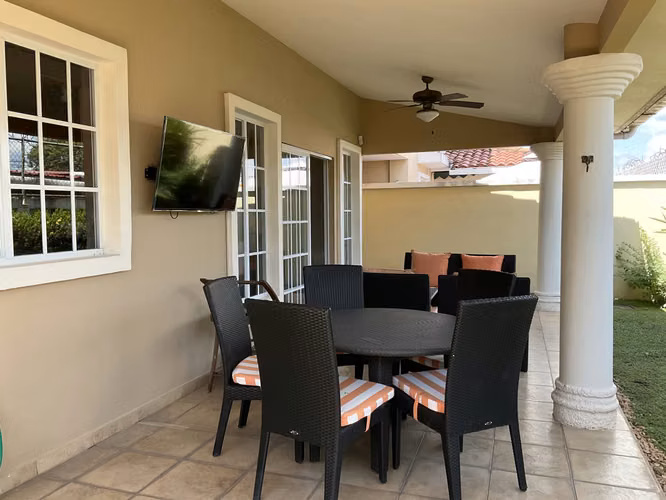 Venta de hermosa casa ubicada en el residencial privado Castel Novo (Chanis)