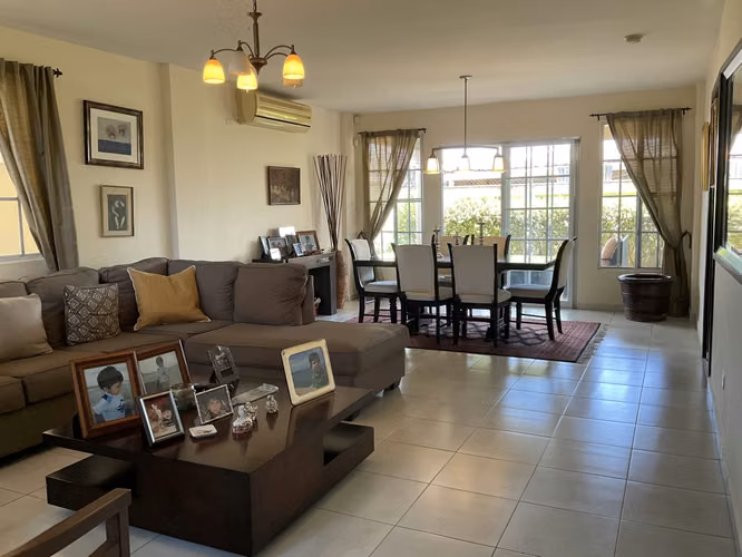 Venta de hermosa casa ubicada en el residencial privado Castel Novo (Chanis)