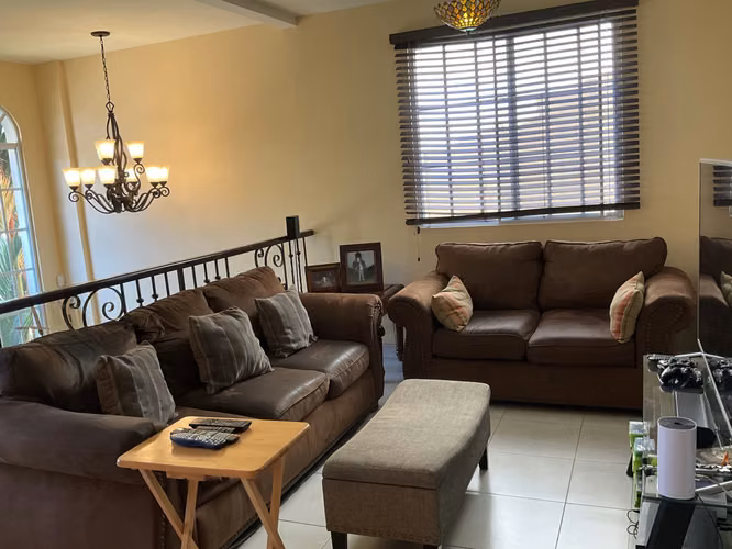 Venta de hermosa casa ubicada en el residencial privado Castel Novo (Chanis)