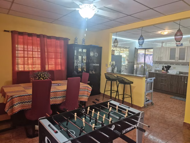 Tu escape a un paraíso tropical y familiar: piscina, diversión y playas cercanas