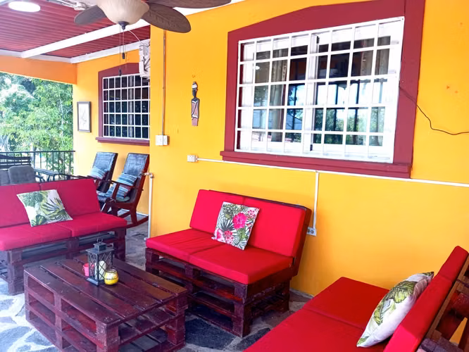 Tu escape a un paraíso tropical y familiar: piscina, diversión y playas cercanas