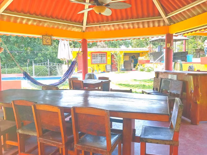 Tu escape a un paraíso tropical y familiar: piscina, diversión y playas cercanas
