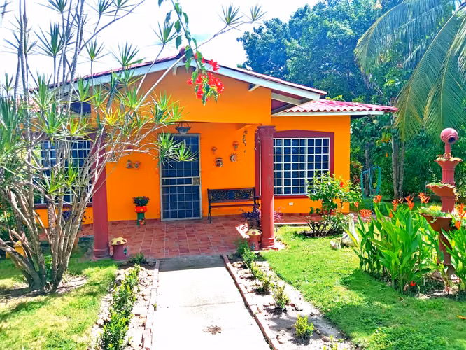 Tu escape a un paraíso tropical y familiar: piscina, diversión y playas cercanas