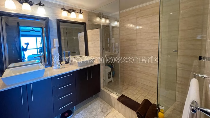 Venta de Penthouse con vista al mar en PH Terrazas, Playa Blanca