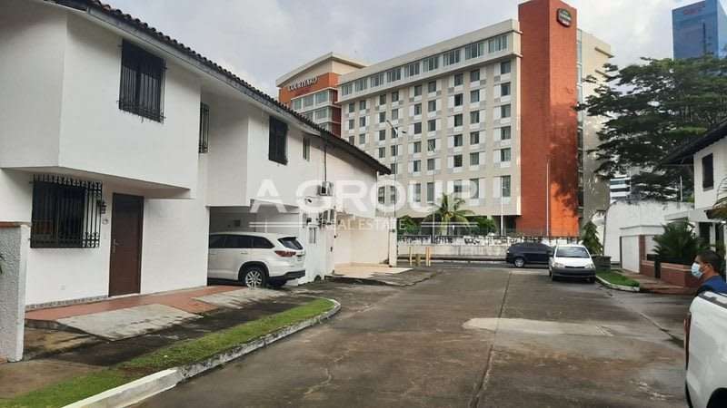 Se vende casa frente a Multiplaza - Imagen 2